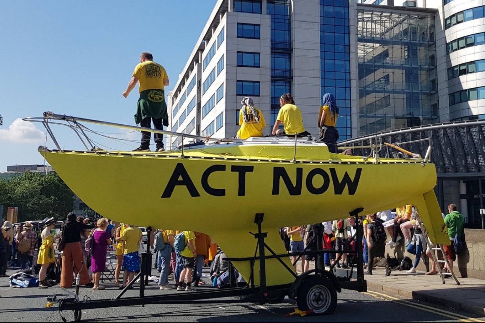 Climate activists arrested for disrupting London\'s biggest concrete supplier 